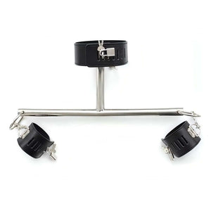 Barra costrittiva in metallo con collare e polsiere