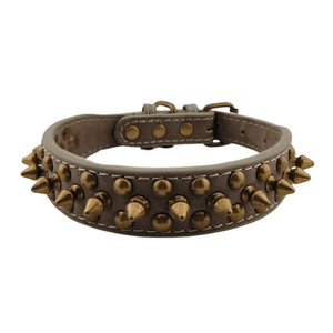 Collare in ecopelle color grigio terra con borchie dorate effetto vintage
