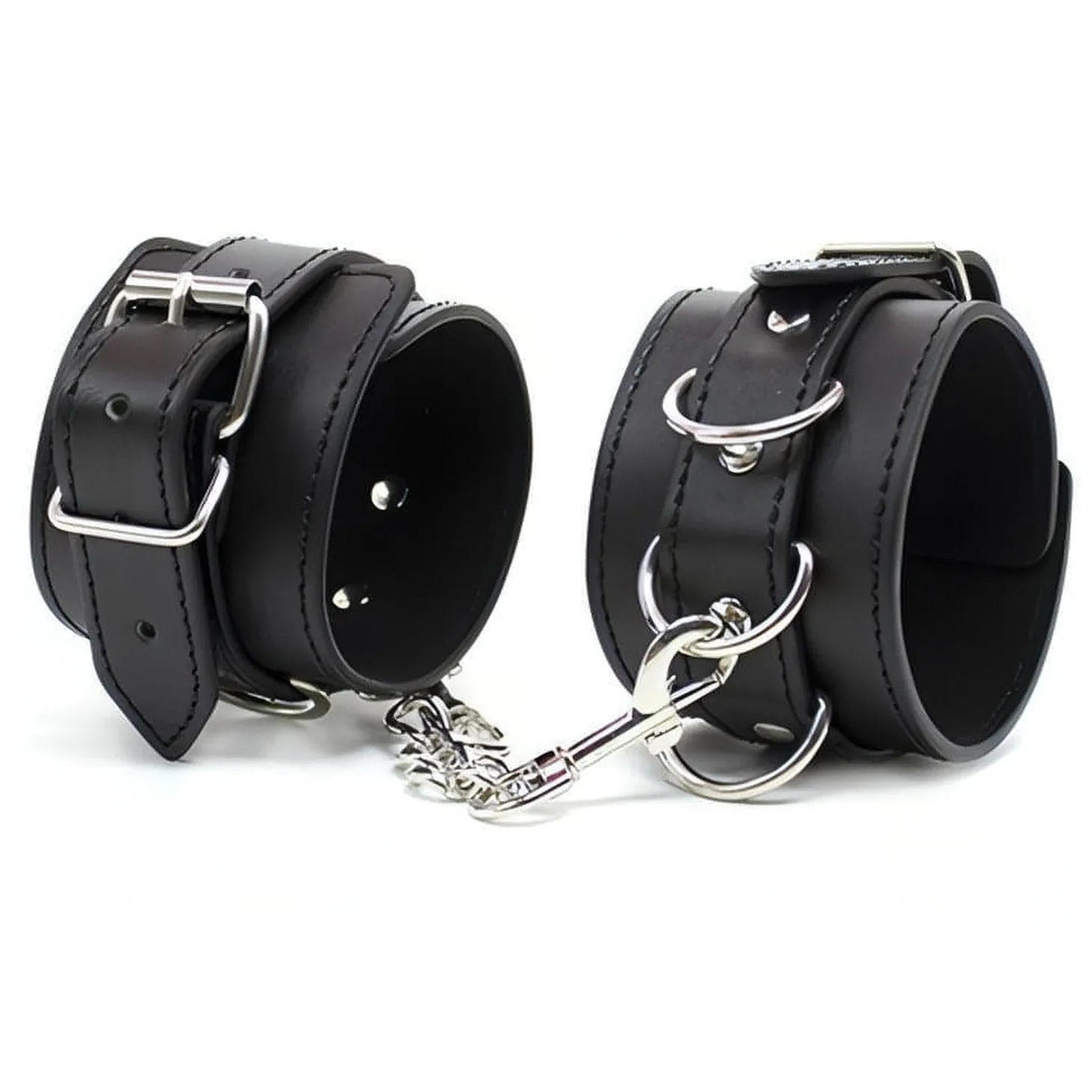Polsiere nere in cuoio con cinghie regolabili e anelli per ganci