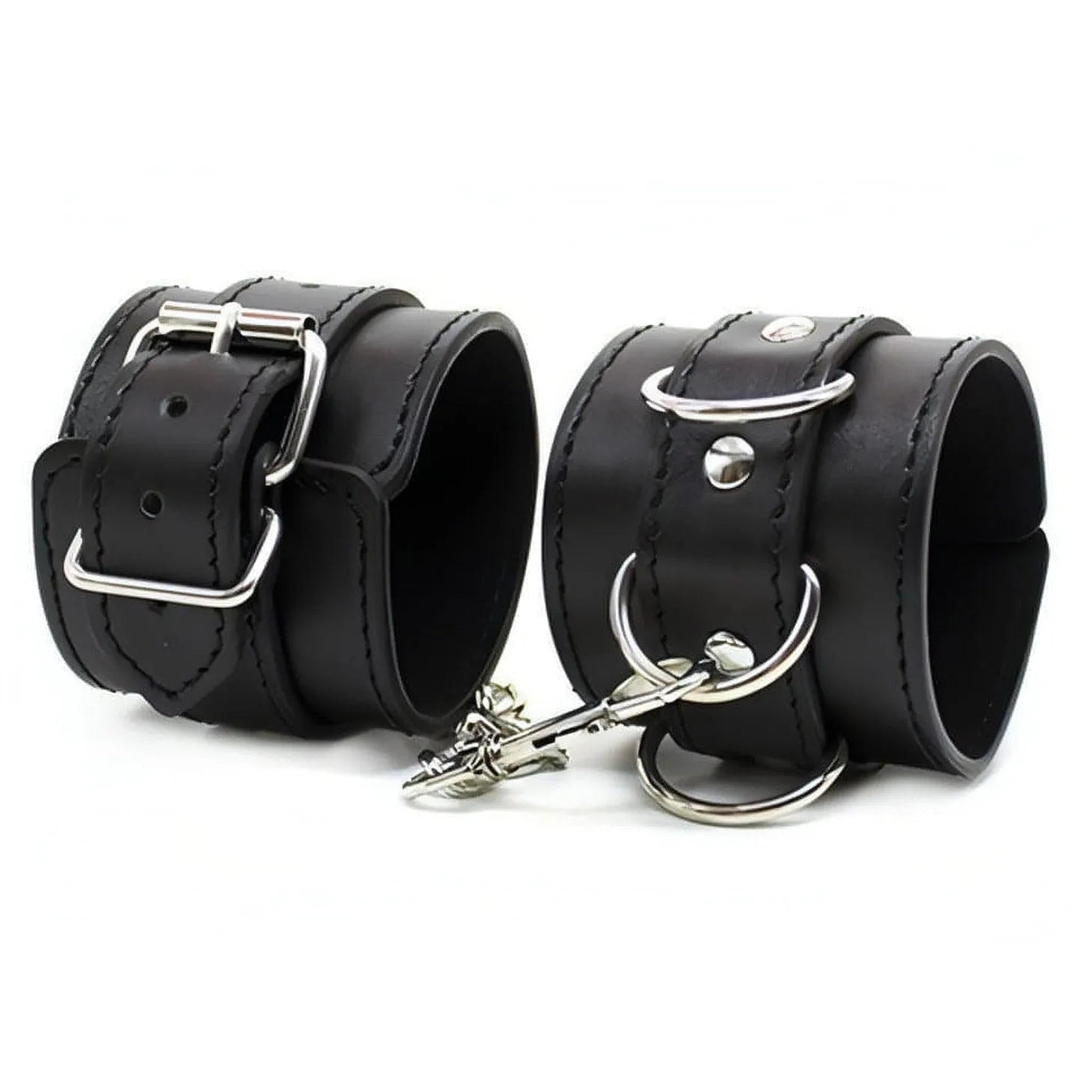 Polsiere nere in cuoio con cinghie regolabili e anelli per ganci