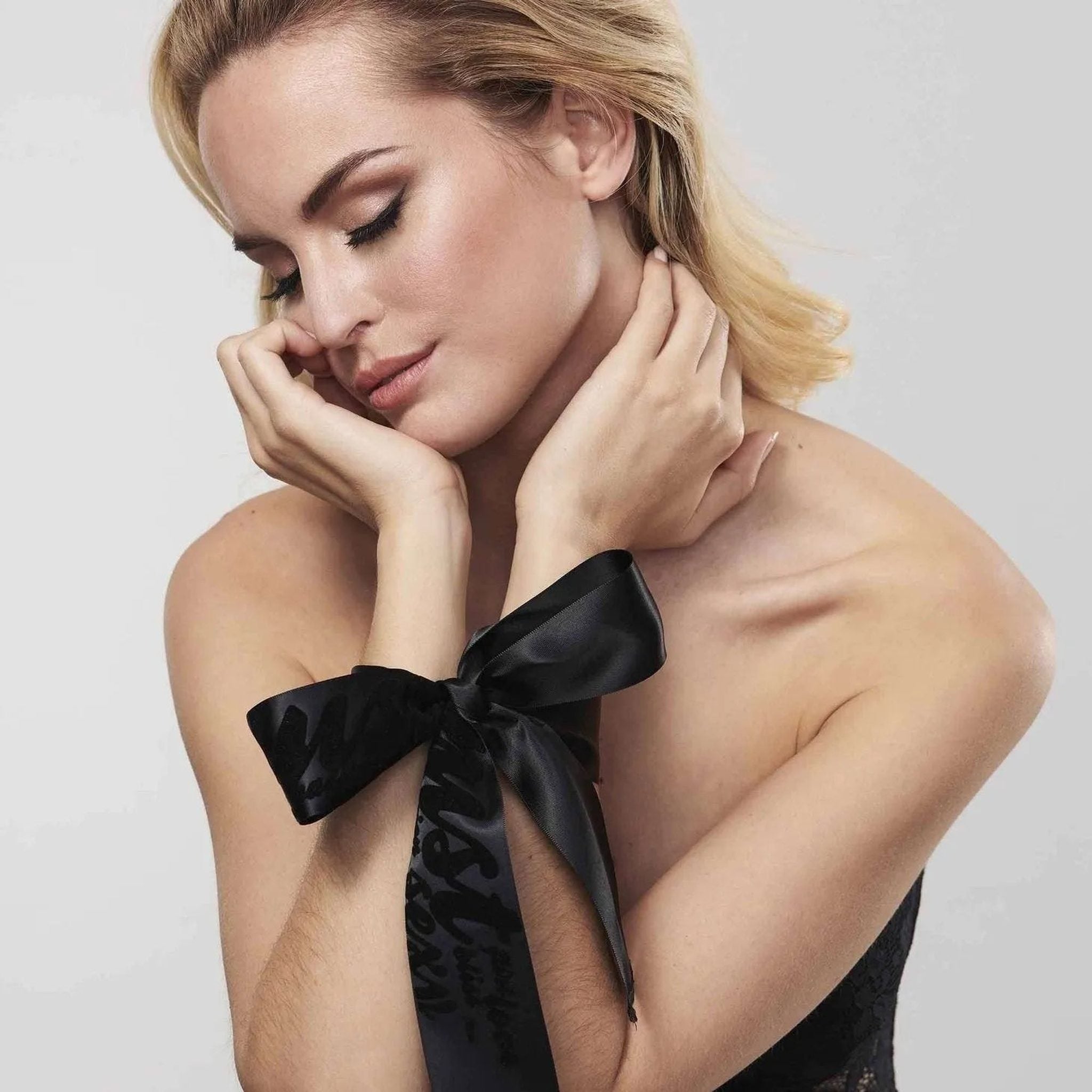 Silky Sensual Handucffs - Benda a fascia per occhi o Manette setate - Nero