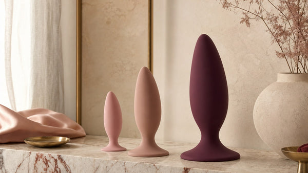 Tre forme a goccia in silicone di misure crescenti su una mensola di marmo