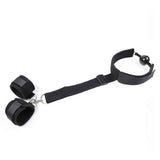 Set ball-gag nera con polsiere collegate e fibbia regolabile