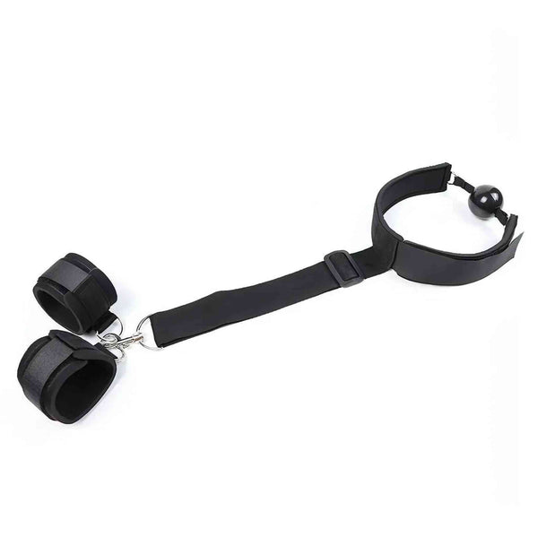 Set ball-gag nera con polsiere collegate e fibbia regolabile