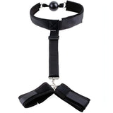Set ball-gag nera con due polsiere collegate da cinghia centrale