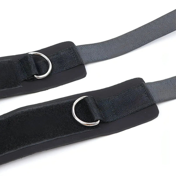 Due polsiere nere parallele con interno imbottito e chiusura velcro