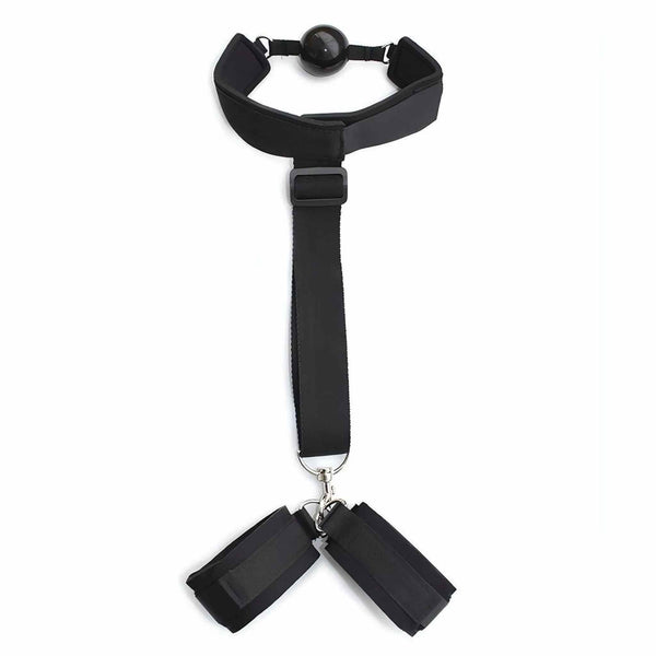 Accessorio BDSM nero ball-gag con polsiere collegate su sfondo bianco