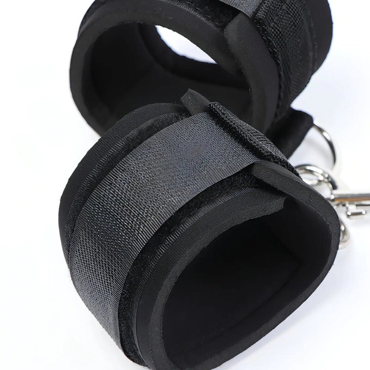 2 in 1 Ball-Gag Nera con Strap Comfortable e Polsiere collegate