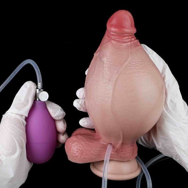 Mano con guanto bianco tiene dildo gonfiabile 5.7 pollici con pompa e dettagli venosi