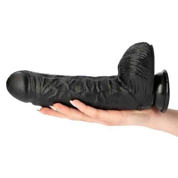 Dildo realistico nero 25 cm lucido tenuto in mano, testa sferica e texture pelle