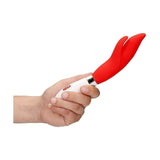 Vibratore rabbit rosso tenuto in mano materiale flessibile con logo sul manico bianco