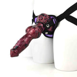 Dettaglio inserti viola su attacco per dildo nero con cinghie