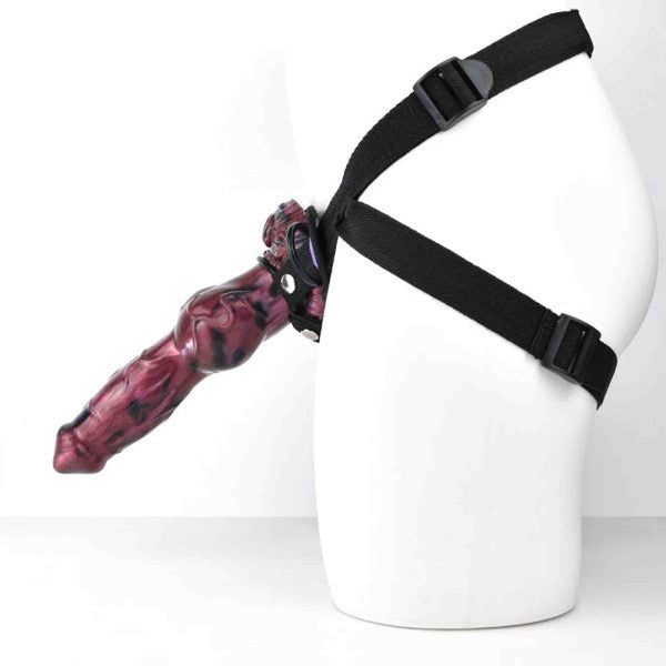 Attacco per dildo nero con cinghie regolabili e dildo rosso scuro venato