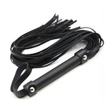 Flogger nero completo 64 cm con frange lunghe su sfondo bianco
