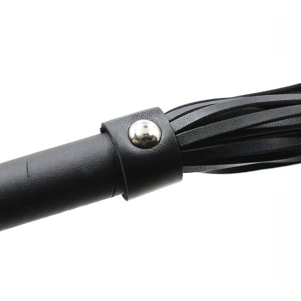 Giunzione frange manico flogger pelle con borchia metallica