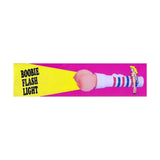 Torcia sexy Boobie Flash Light accesa su sfondo rosa con illustrazione pin-up