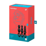 Confezione scatola Satisfyer Booty Call Plugs nera con design minimalista, mostra tre plug neri da 15 cm per uso anale