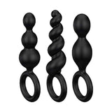 Tre plug anali neri Satisfyer in silicone morbido, disposti verticalmente con forme a sfere sovrapposte, spirale e goccia