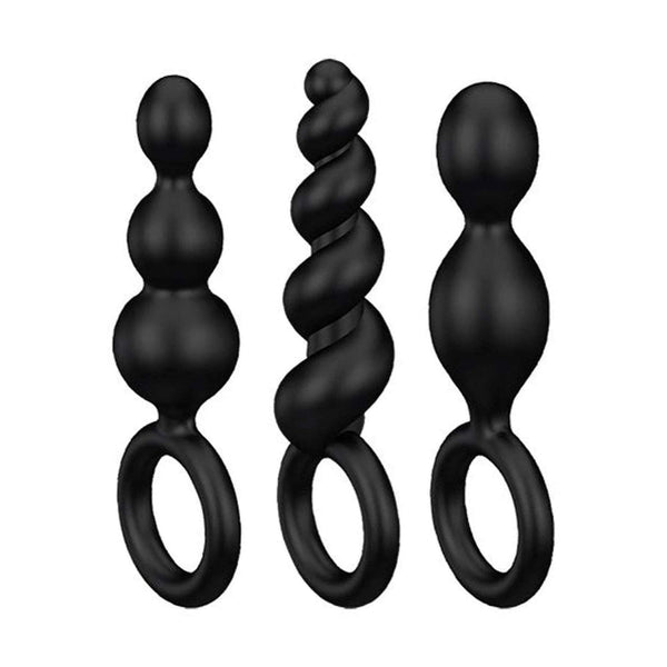 Tre plug anali neri Satisfyer in silicone morbido, disposti verticalmente con forme a sfere sovrapposte, spirale e goccia