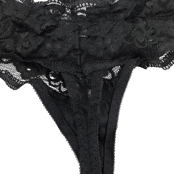 Brasileana nera in pizzo vista posteriore con struttura thong e finiture elastiche