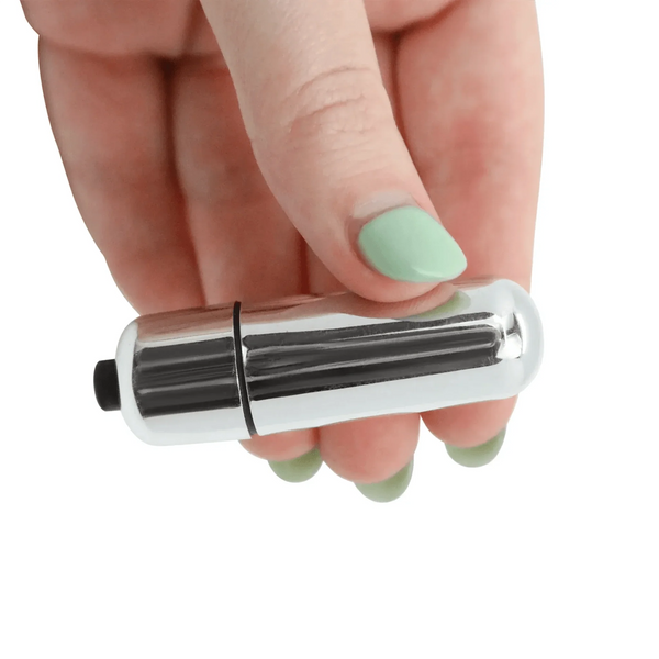 Vibratore Bullet Vibrante argento metallico tenuto tra le dita con pulsante nero