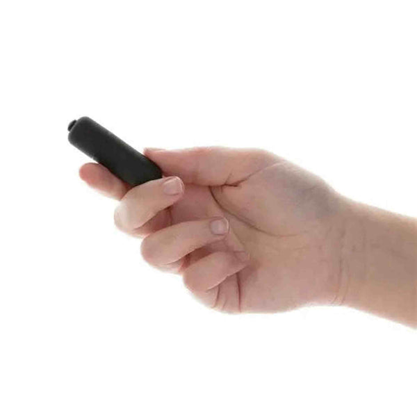 Mano che tiene vibratore Bullet Vibrante nero opaco orizzontalmente per uso portatile