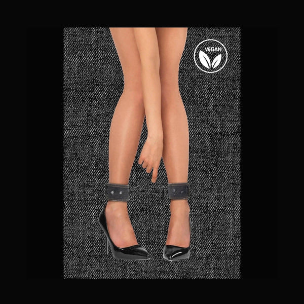 Cavigliere in denim vegan nero Ouch! indossate da modella con scarpe tacco