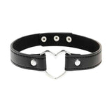 Choker pelle vegana nero con chiusura cuore metallico e regolazione fori