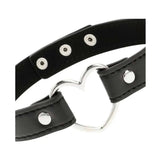 Dettaglio cuore metallico lucido e fibbie argentate su choker pelle vegana nero