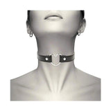 Choker pelle vegana cuore metallico indossato da donna in bianco e nero