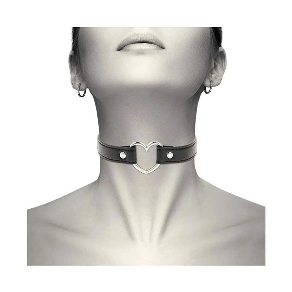 Choker pelle vegana cuore metallico indossato da donna in bianco e nero