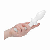 Scala dimensioni dildo analo in vetro bianco Chrystalino Doubler tenuta in mano