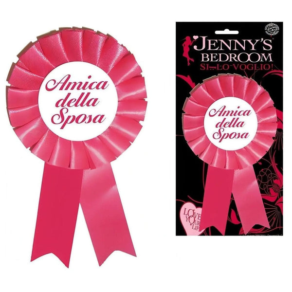 Spilla coccarda rossa Amica della Sposa con nastro lucido e packaging Jenny's Bedroom