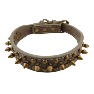 Collare in ecopelle color grigio terra con borchie dorate effetto vintage