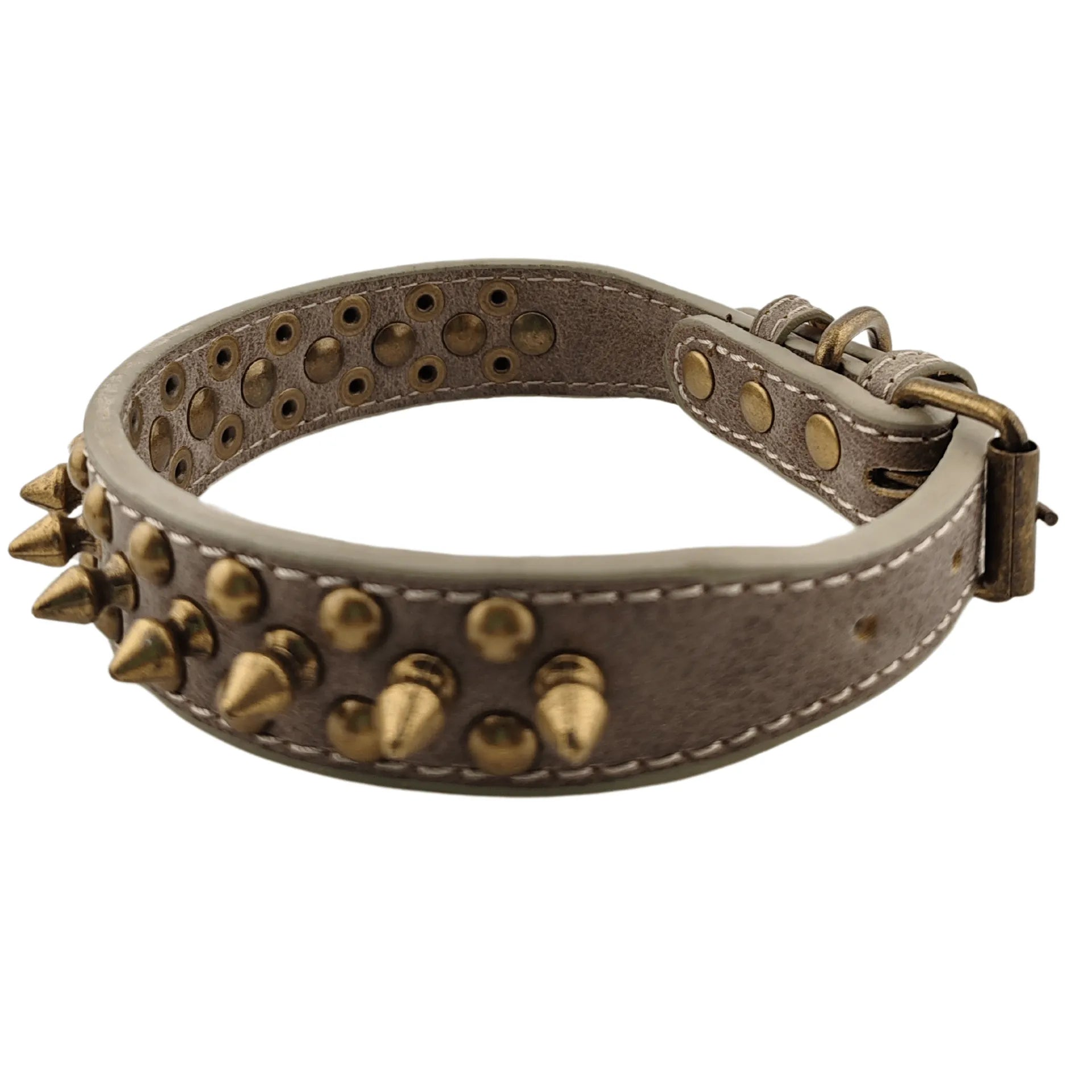 Collare in ecopelle color grigio terra con borchie dorate effetto vintage