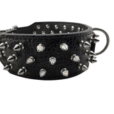Collare spesso in ecopelle nera texture coccodrillo con borchie argentate e fibbia