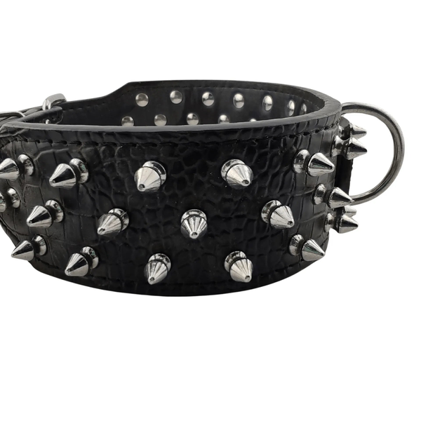 Collare spesso in ecopelle nera texture coccodrillo con borchie argentate e fibbia