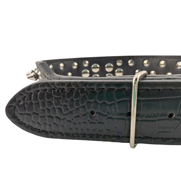 Dettaglio cuciture collare ecopelle nera texture coccodrillo con borchie piane