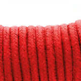 Dettaglio trama corda bondage rossa in cotone morbido per legature