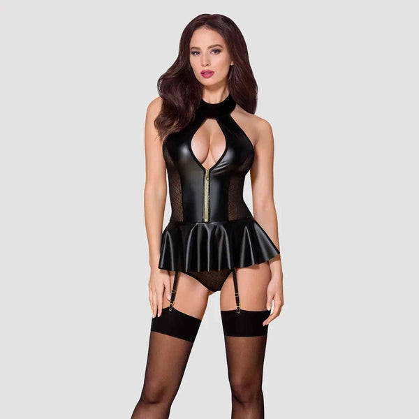Modella indossa corsetto nero lingerie lucido con gonna a campana e calze