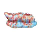 Vista frontale toy Cosmo bocca mostro silicone morbido blu con striature multicolori