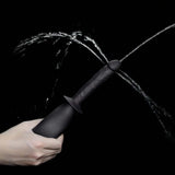 Doccetta intima nera che spruzza acqua su sfondo scuro
