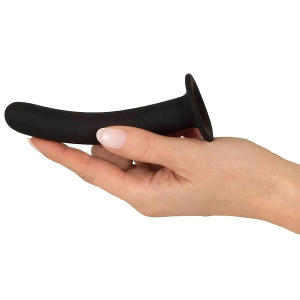 Dildo anale curvo in silicone nero tenuto in mano
