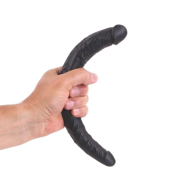 Doppio dildo nero a ferro di cavallo 30 cm con texture venata, mostrato in mano per evidenziare flessibilità