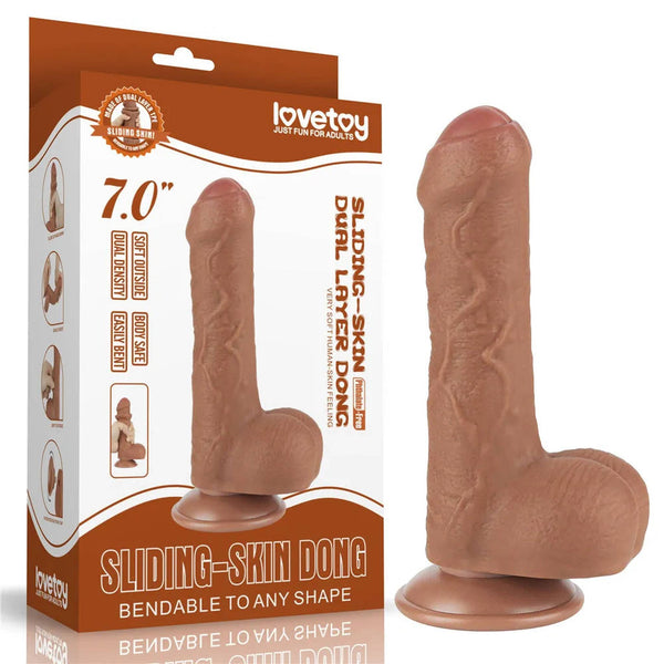 Dildo marrone chiaro accanto confezione Lovetoy sliding skin layer