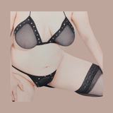 Completo intimo donna nero a rete reggiseno e perizoma indossato con calze a rete