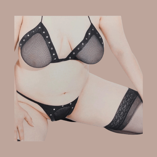 Completo intimo donna nero a rete reggiseno e perizoma indossato con calze a rete