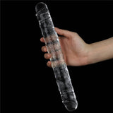 Doppio dildo trasparente in TPE tenuto in mano per mostrare dimensioni e dettagli anatomici