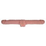 Doppio dildo rosa carne orizzontale con texture granulosa e dettagli anatomici