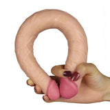 Doppio dildo rosa carne tenuto a due mani per mostrare forma